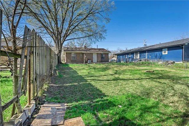 a view of a house with backyard