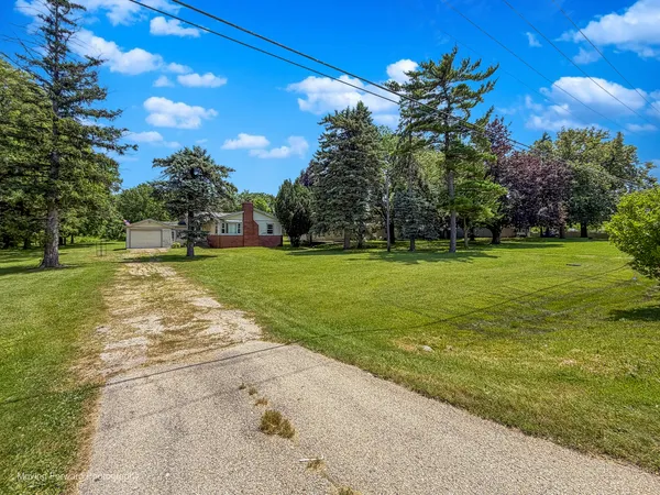 $400,000 | 7S151 North Eola Road, Aurora, IL 60502