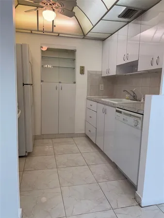 $2,000 | 111 Briny Avenue, Unit 806, Pompano Beach, FL 33062