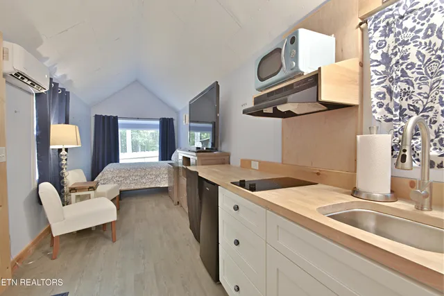 $550,000 | 5050 Hooper Highway, Cosby, TN 37722