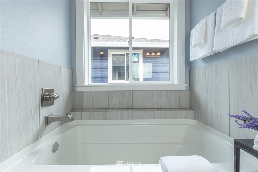 613 Index Avenue Northeast Renton, WA 98056 - Photo 27 of 32 a bathroom with a bathtub
