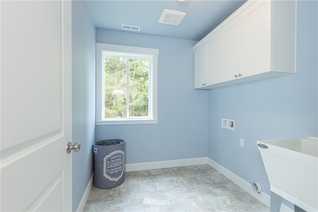 613 Index Avenue Northeast Renton, WA 98056 - Photo 29 of 32 a room with a window