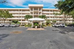 $3,000 | 3970 Oaks Clubhouse Drive, Unit 302, Pompano Beach, FL 33069