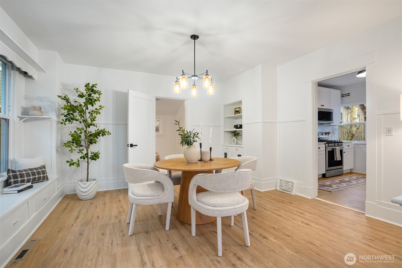 3443 21st Avenue West Seattle, WA 98199 - Photo 5 of 27