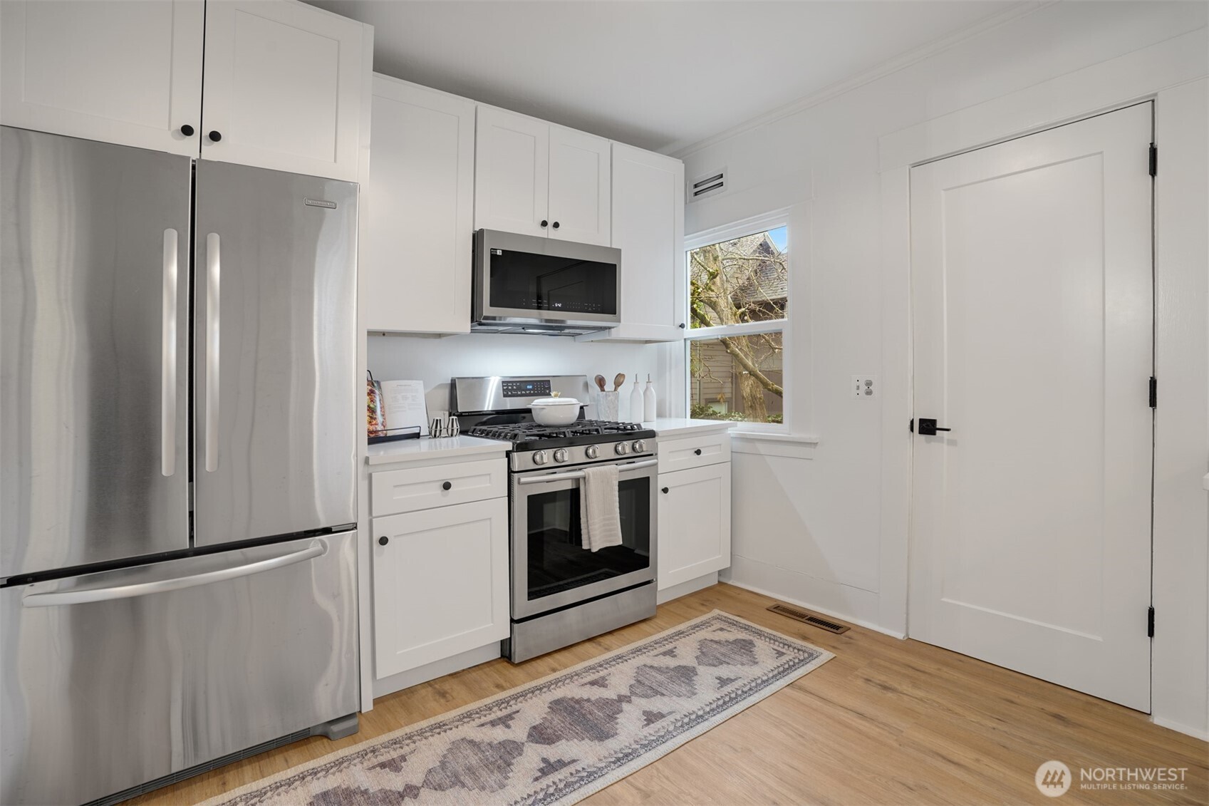 3443 21st Avenue West Seattle, WA 98199 - Photo 6 of 27