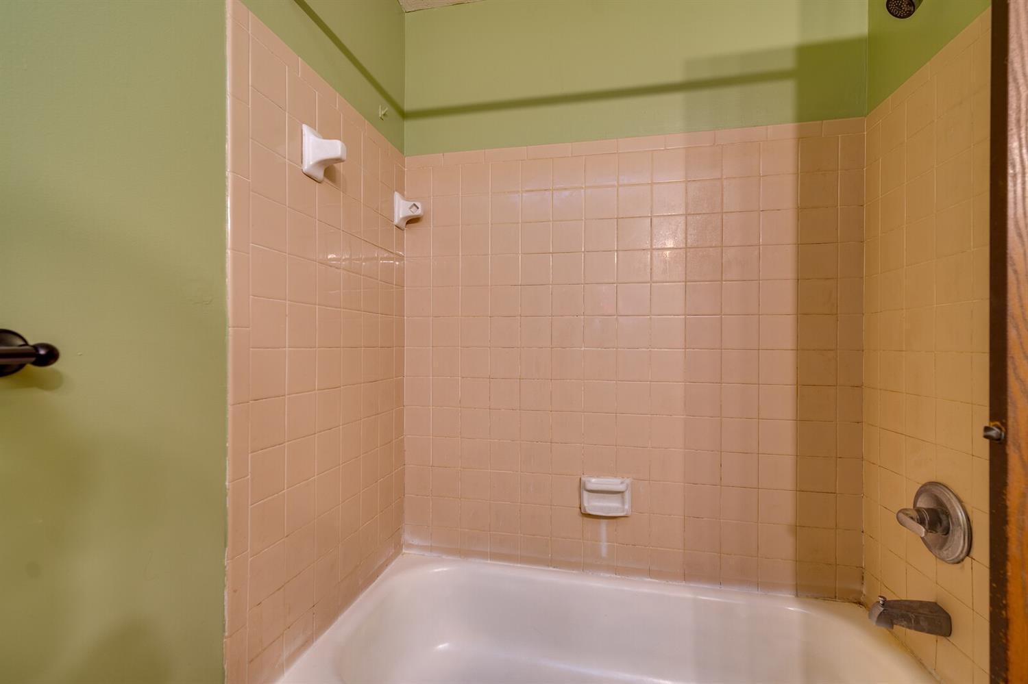 518 Riddle Road, Unit 8 Cincinnati, OH 45220 - Photo 18 of 23 Gallery Image 18