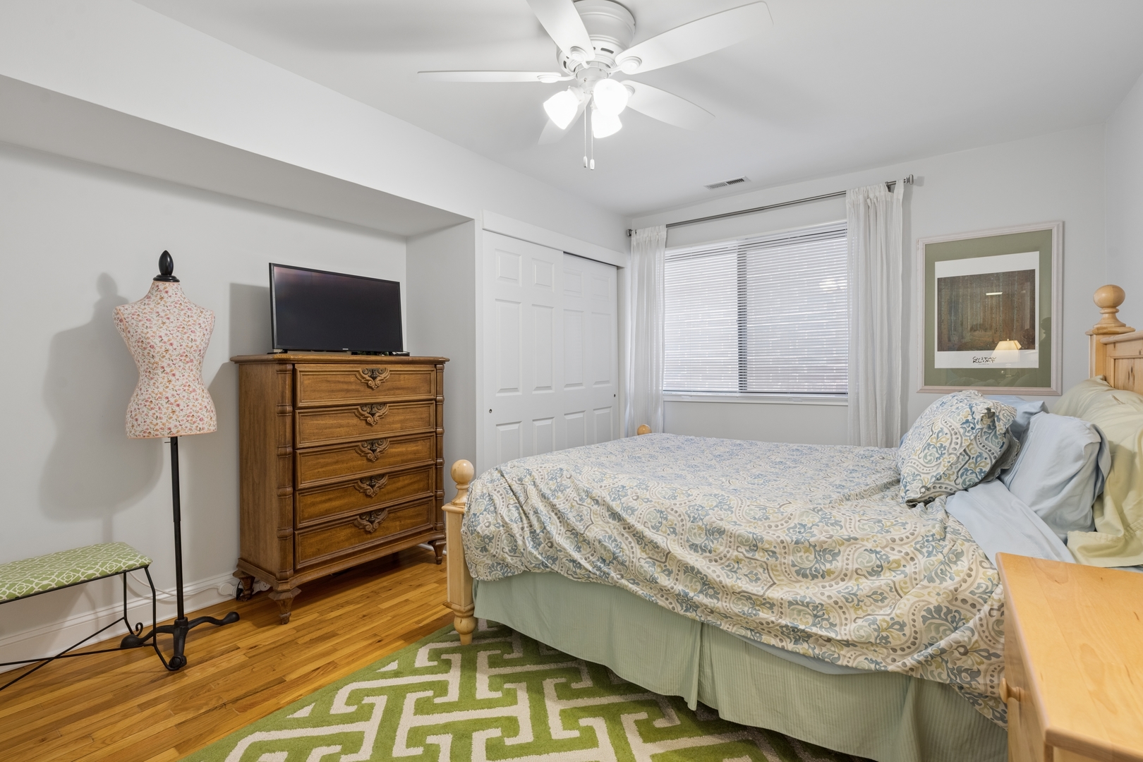 1122 West Altgeld Street, Unit 12 Chicago, IL 60614 - Photo 15 of 20 a bedroom with a bed and a flat screen tv