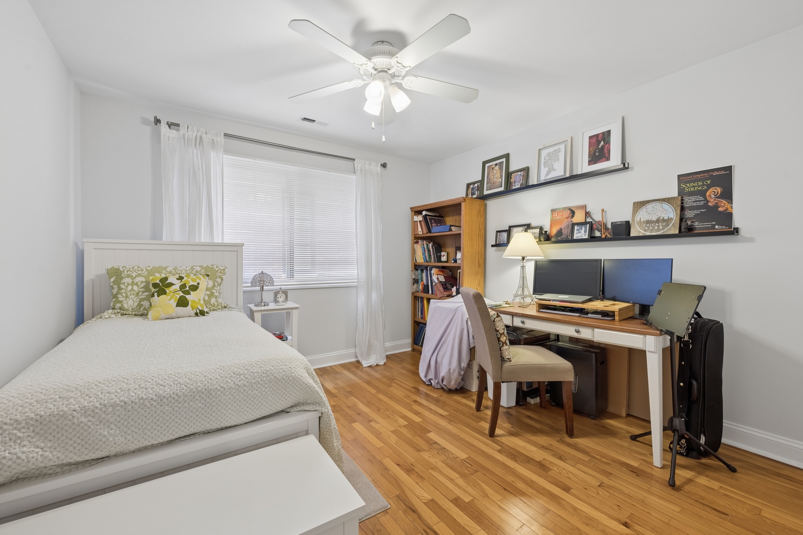 1122 West Altgeld Street, Unit 12 Chicago, IL 60614 - Photo 17 of 20 a bedroom with a bed and a desk