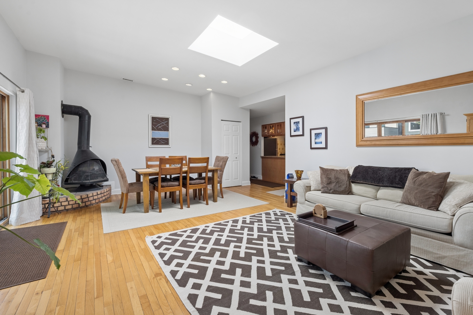 1122 West Altgeld Street, Unit 12 Chicago, IL 60614 - Photo 3 of 20 a living room with furniture and wooden floor