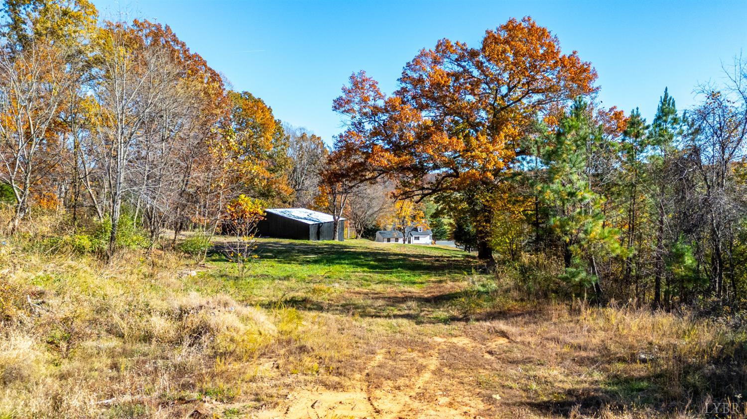 1612 South Amherst Highway Amherst, VA 24521 - Photo 37 of 48 a backyard of a house