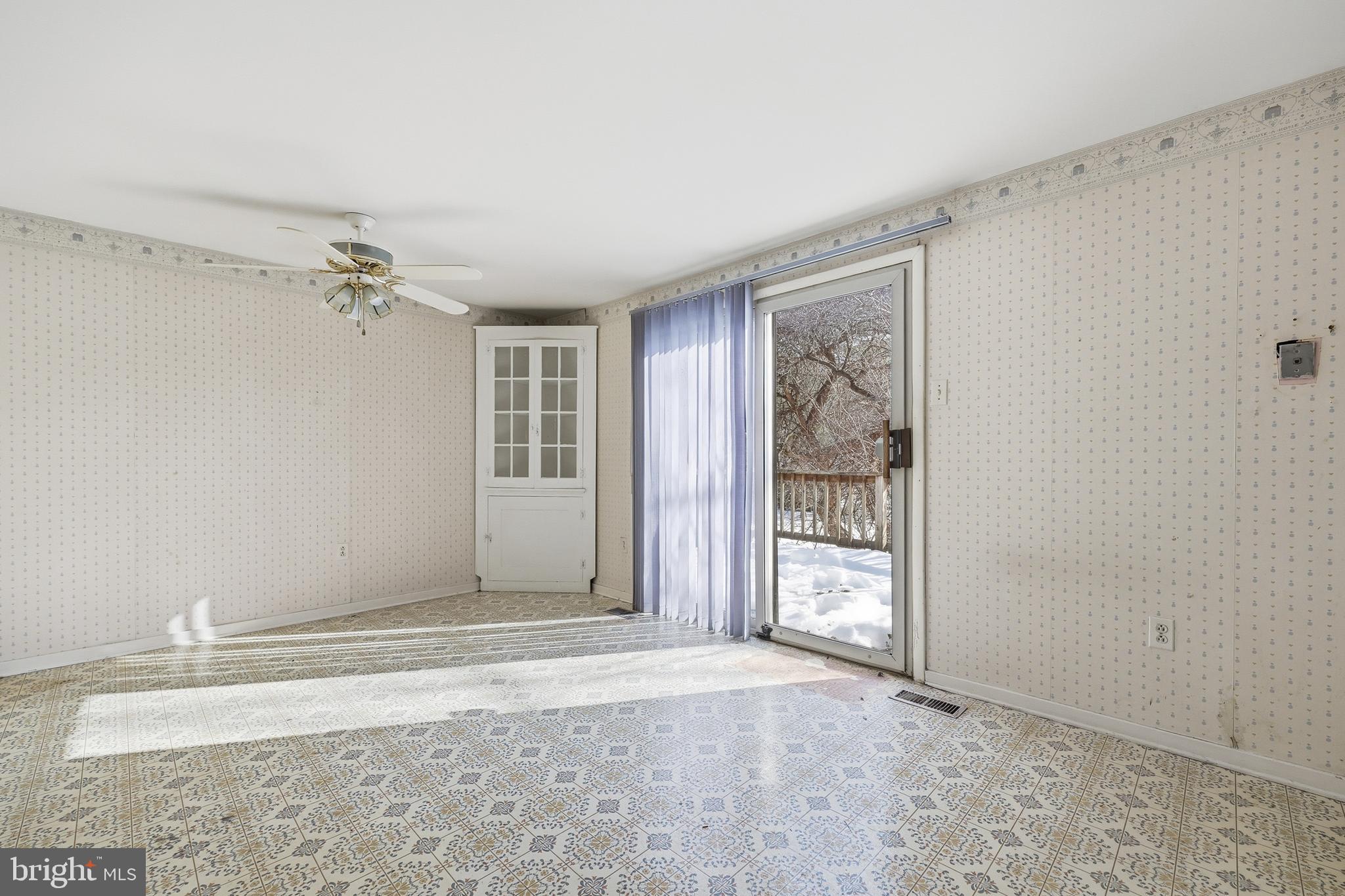 6342 Windharp Way Columbia, MD 21045 - Photo 12 of 31 Plenty of space to eat-in