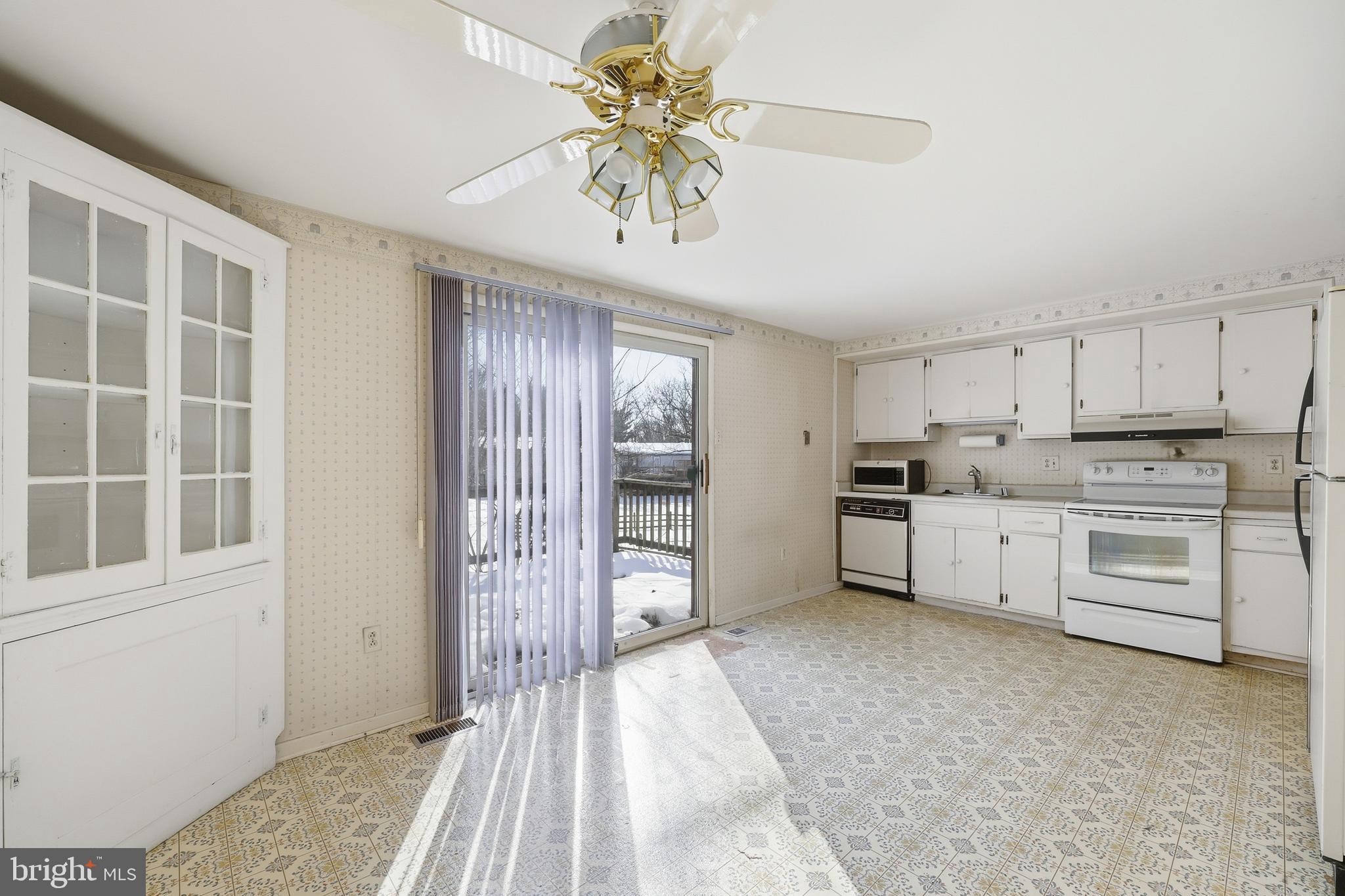 6342 Windharp Way Columbia, MD 21045 - Photo 4 of 31 Sliding door go to the deck