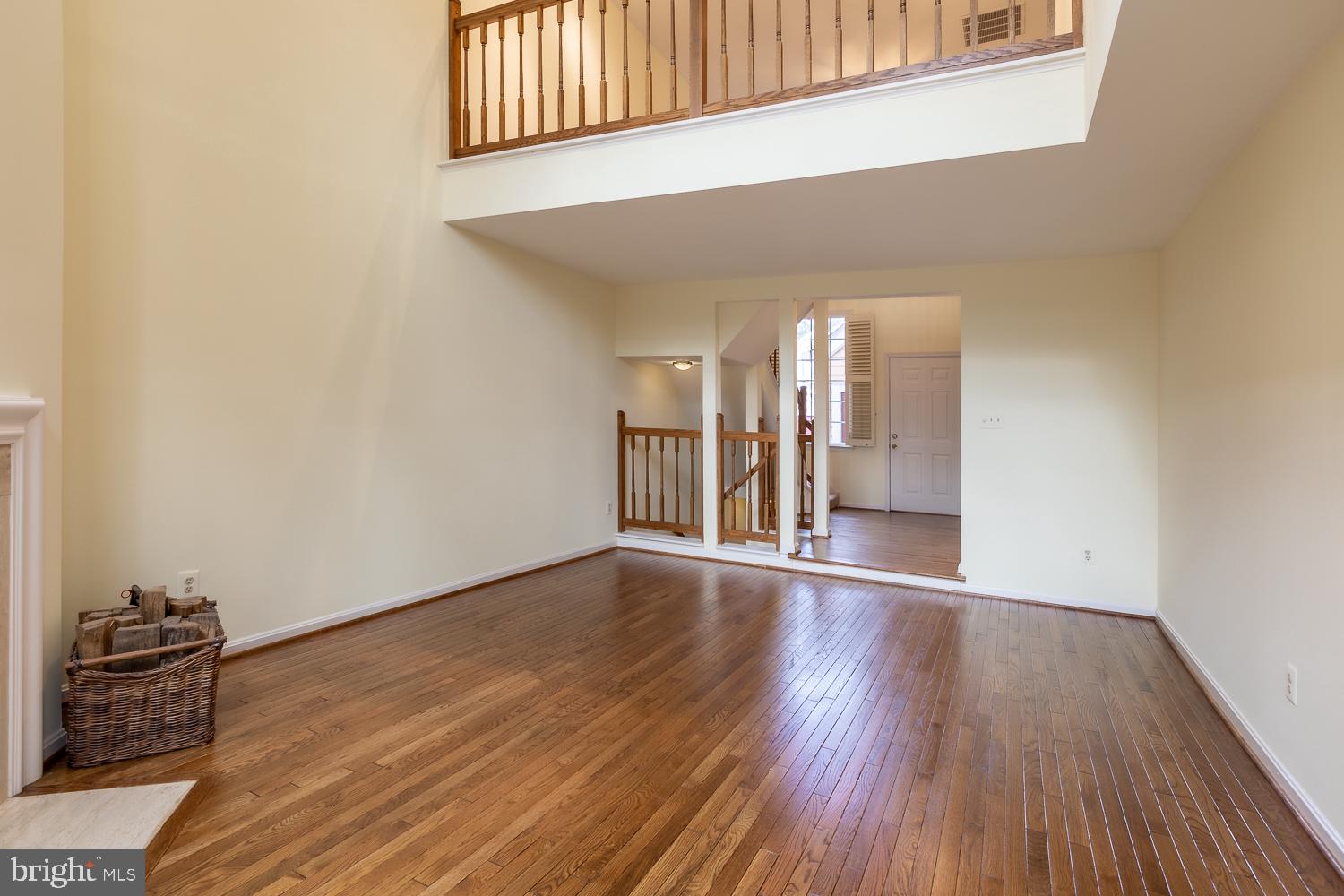 1507 Deer Point Way Reston, VA 20194 - Photo 8 of 50 Living Room
