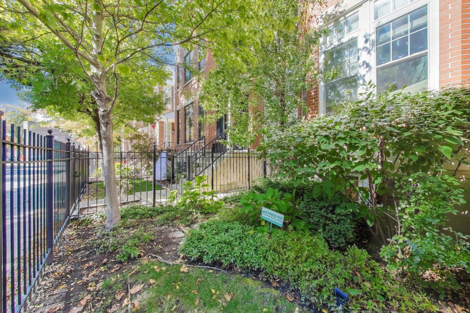 334 West Goethe Street Chicago, IL 60610 - Photo 2 of 18 front view of a house with a street view