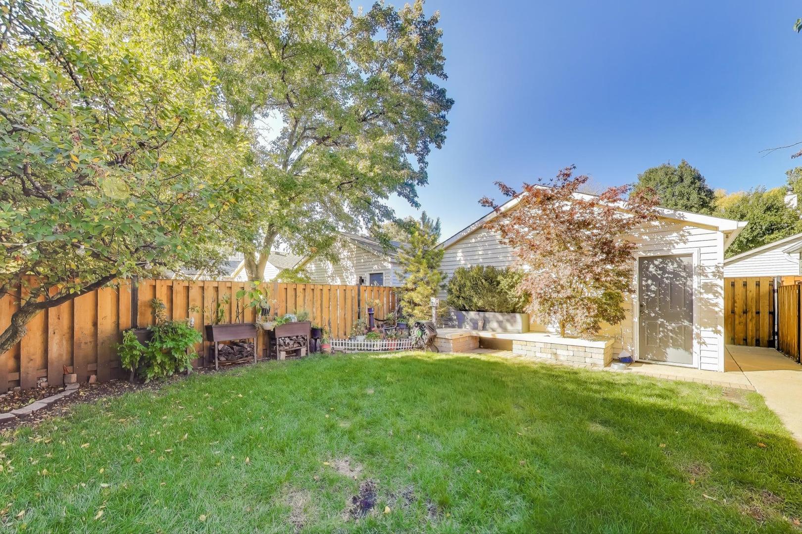 334 West Goethe Street Chicago, IL 60610 - Photo 14 of 18 a garden view with a seating space