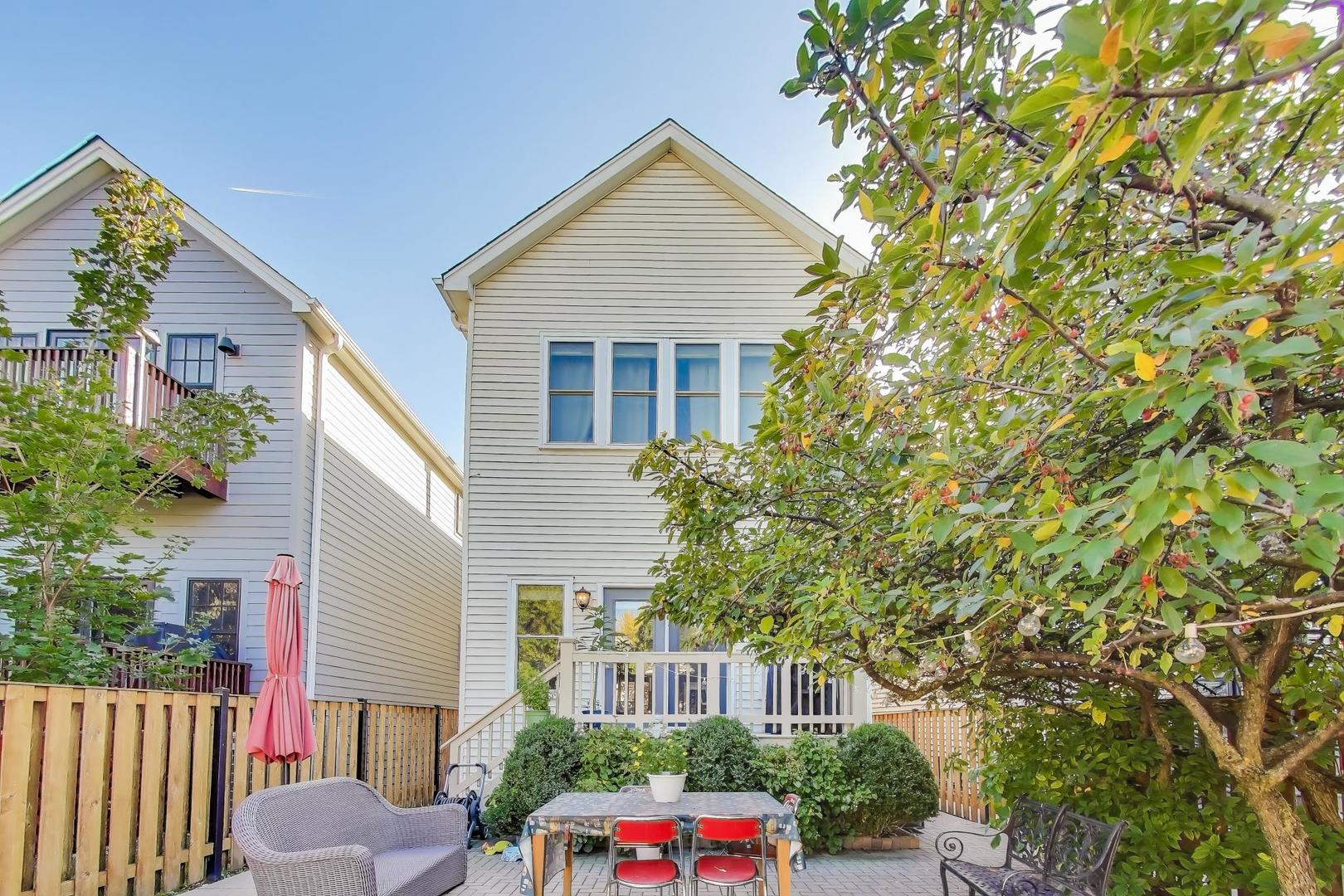 334 West Goethe Street Chicago, IL 60610 - Photo 16 of 18 a front view of a house with a garden