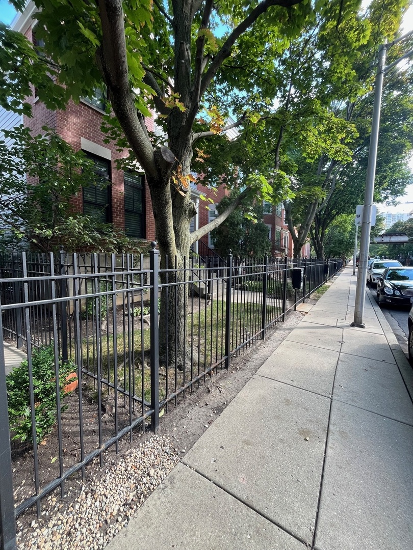 334 West Goethe Street Chicago, IL 60610 - Photo 17 of 18 a view of a yard and patio