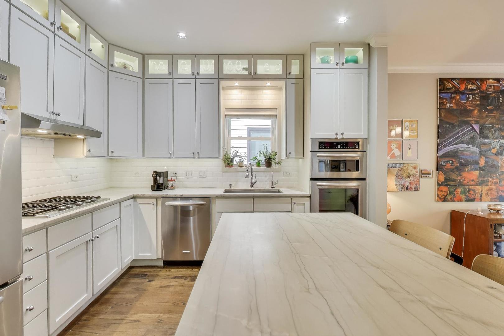 334 West Goethe Street Chicago, IL 60610 - Photo 5 of 18 a large kitchen with cabinets