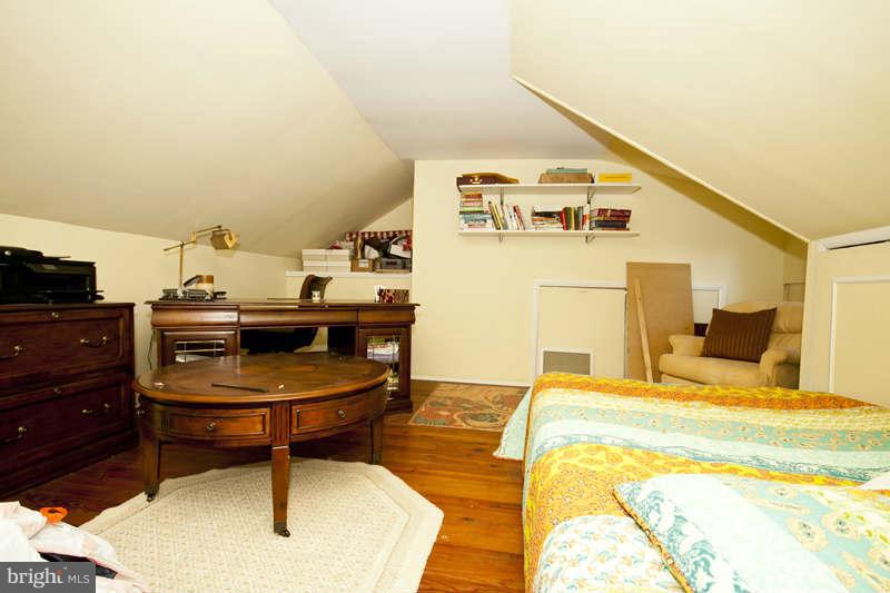 416 Hopkins Road Baltimore, MD 21212 - Photo 21 of 30 a room with a bed and furniture