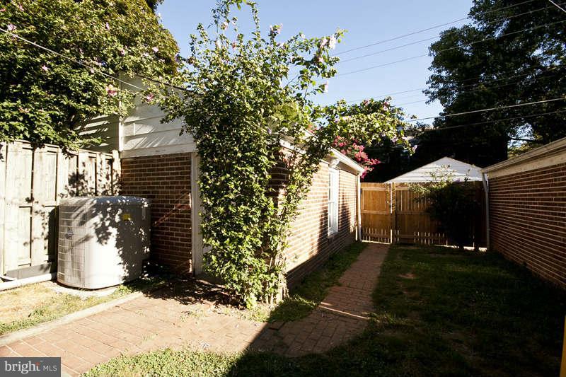 416 Hopkins Road Baltimore, MD 21212 - Photo 27 of 30 a backyard of a house with lots of green space