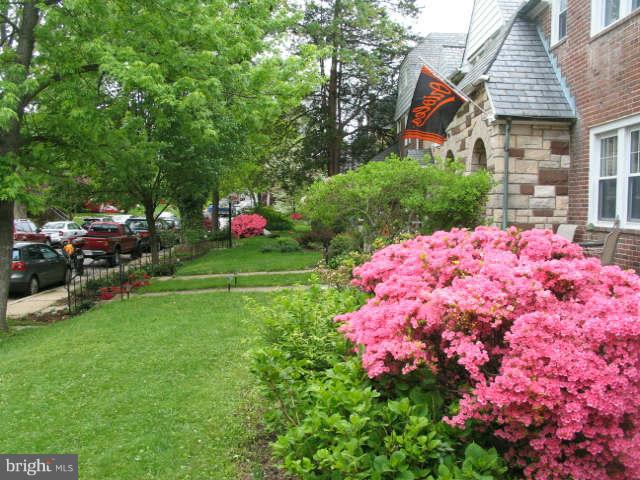416 Hopkins Road Baltimore, MD 21212 - Photo 29 of 30 a backyard of a house with lots of green space and fountain