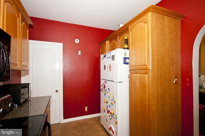 416 Hopkins Road Baltimore, MD 21212 - Photo 10 of 30 a very nice looking room with a large window