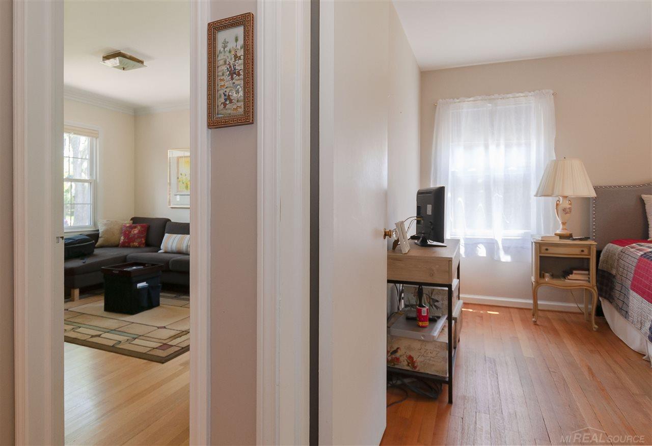 1133 Roslyn Road Grosse Pointe Woods, MI 48236 - Photo 14 of 39