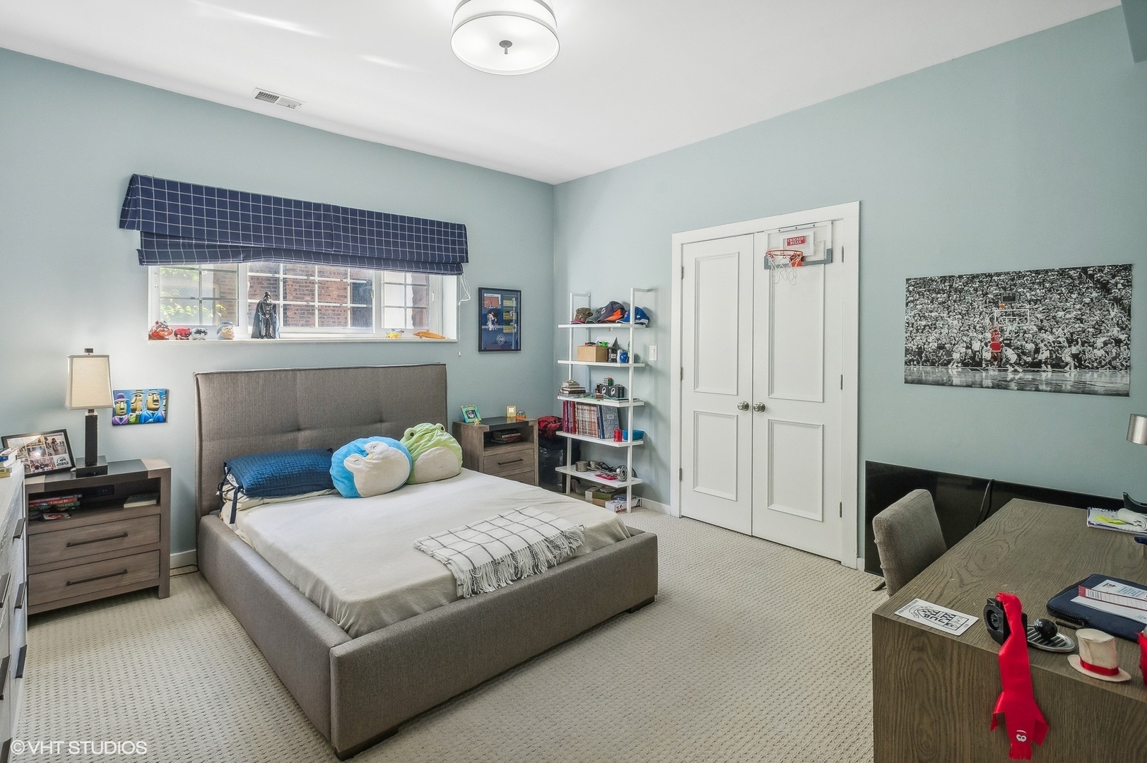 443 West Aldine Avenue, Unit 3 Chicago, IL 60657 - Photo 16 of 19 a bedroom with a bed and a window