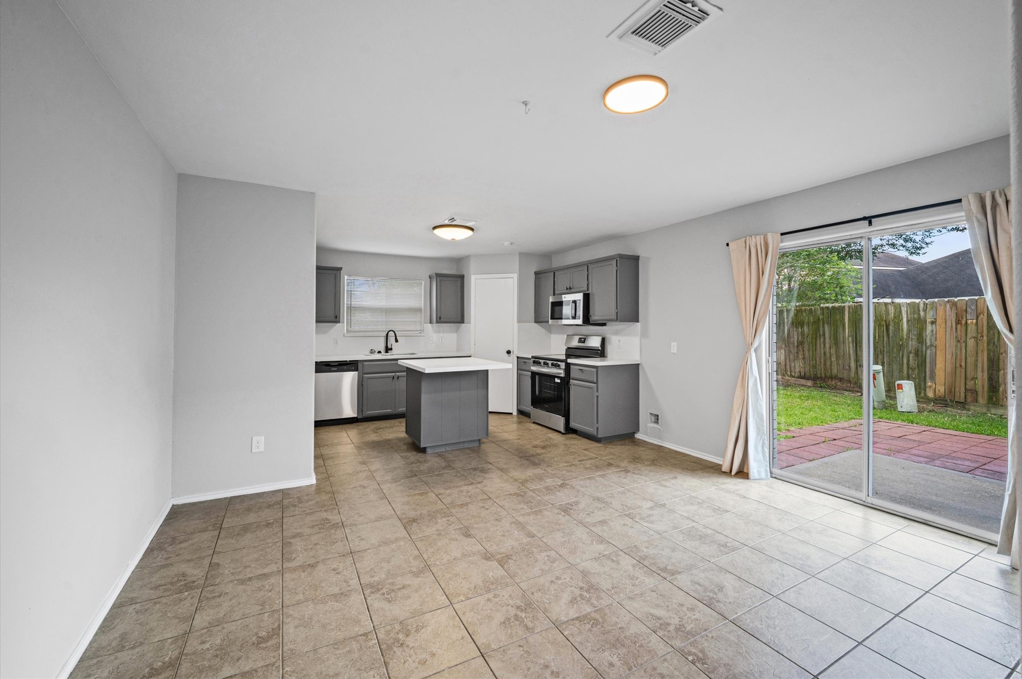 5518 Rio Alamo Street Rosharon, TX 77583 - Photo 9 of 25