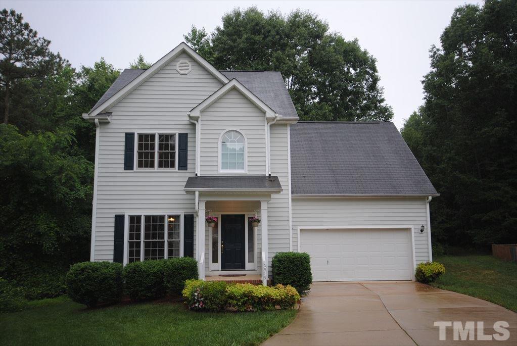 a view of a yard in front of house