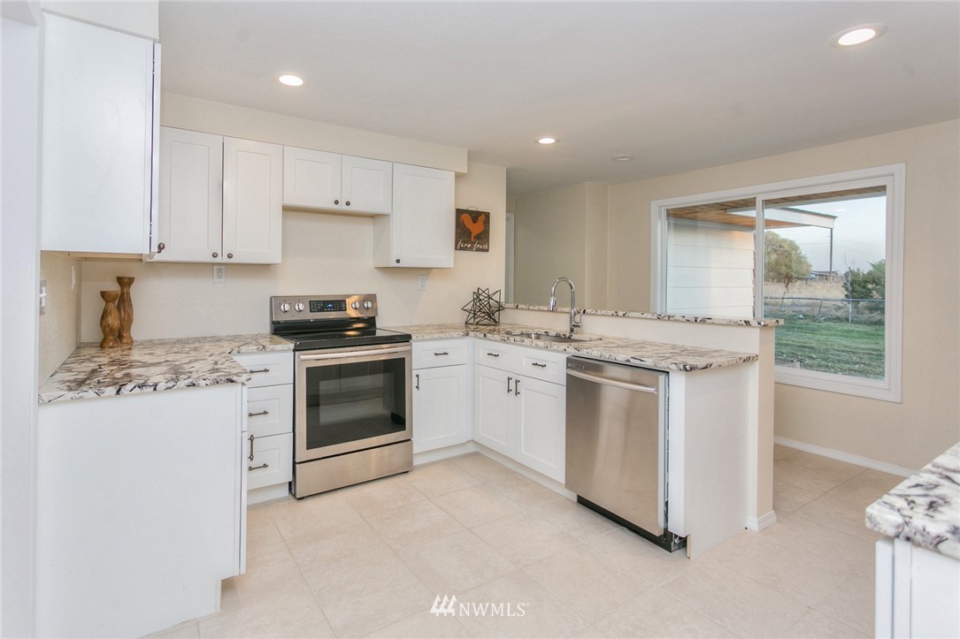 5667 Mae Valley Road Northeast Moses Lake, WA 98837 - Photo 12 of 25 Gallery Image 12