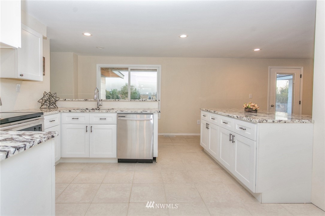 5667 Mae Valley Road Northeast Moses Lake, WA 98837 - Photo 14 of 25 Gallery Image 14