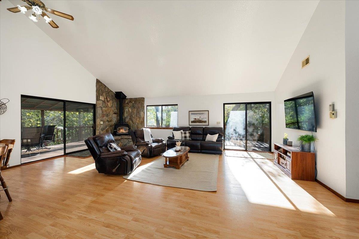 155 Pinewood Way Auburn, CA 95602 - Photo 5 of 92 Downstairs living room