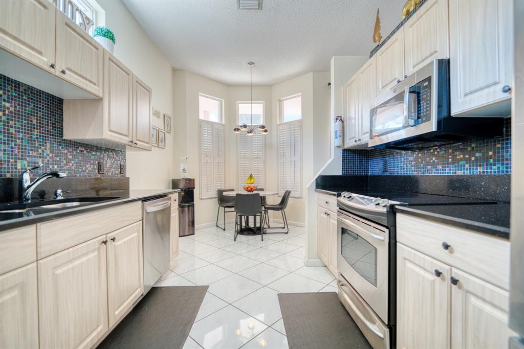 2824 Waters Edge Circle Greenacres, FL 33413 - Photo 11 of 36