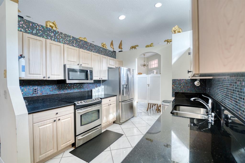 2824 Waters Edge Circle Greenacres, FL 33413 - Photo 12 of 36