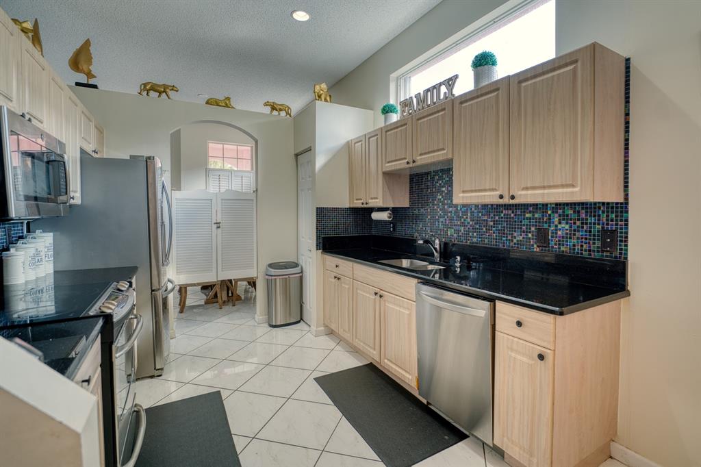 2824 Waters Edge Circle Greenacres, FL 33413 - Photo 9 of 36