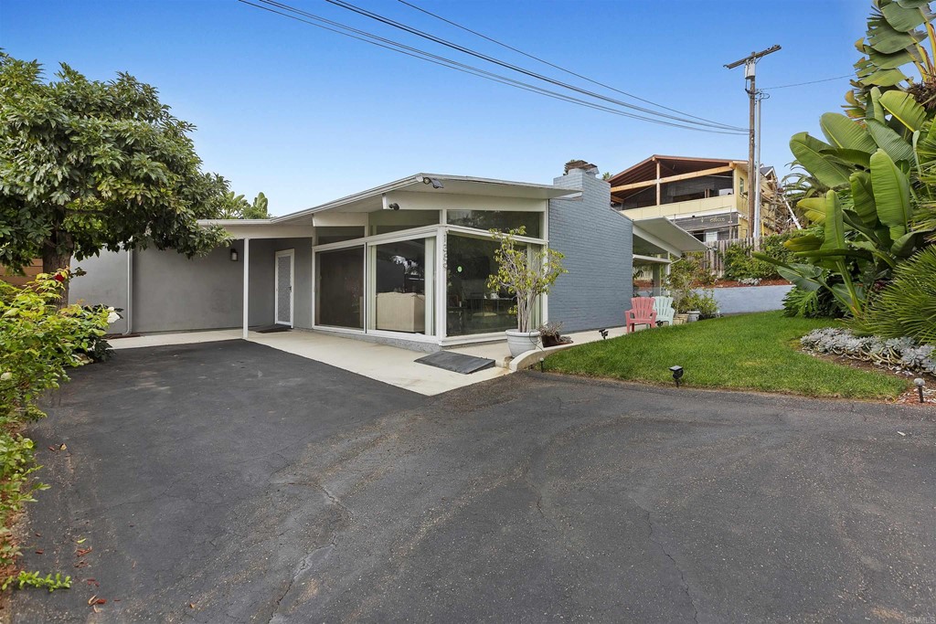 a view of an house with backyard and garden