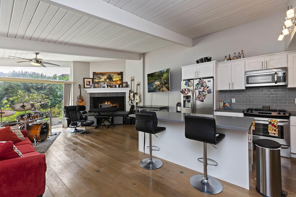 1387 Hygeia Avenue Encinitas, CA 92024 - Photo 20 of 45 a living room with furniture fireplace and flat screen tv