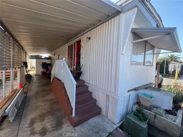 a view of entryway and hall