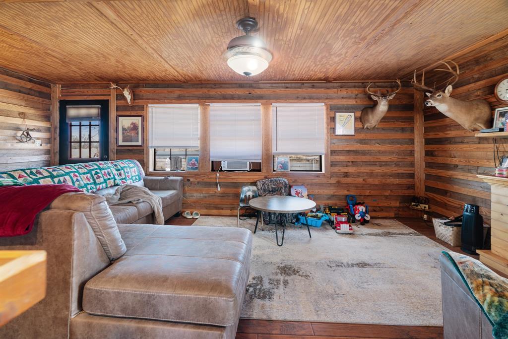 4060 County Road 36220 Sumner, TX 75486 - Photo 15 of 40 a living room with furniture and a potted plant