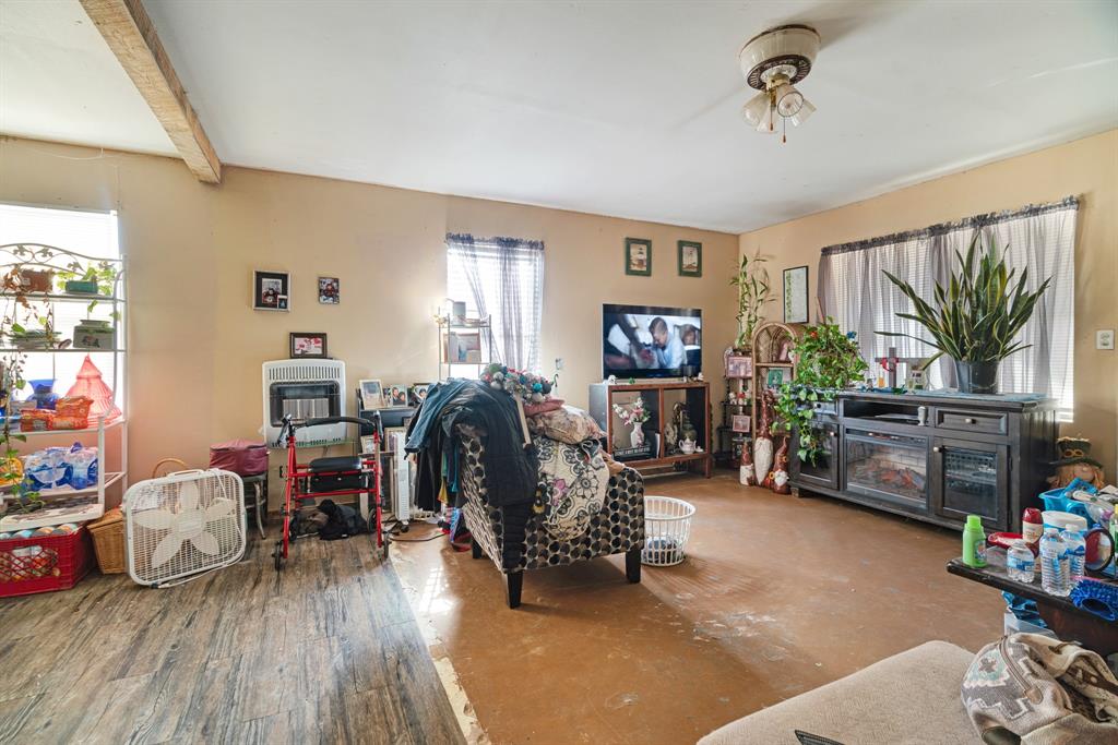4060 County Road 36220 Sumner, TX 75486 - Photo 23 of 40 a living room with furniture and a flat screen tv