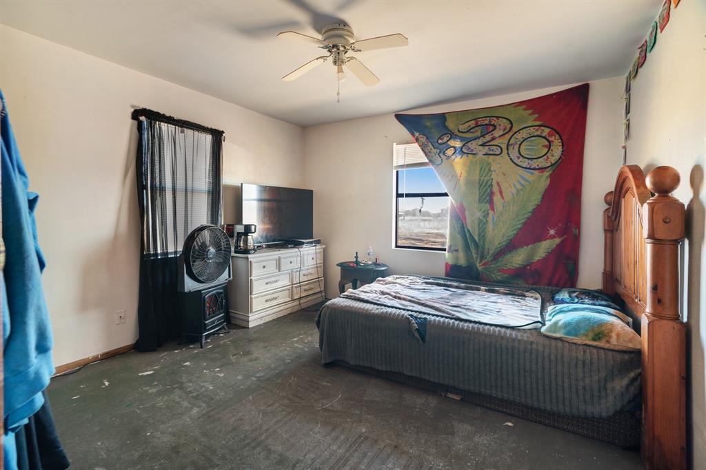 4060 County Road 36220 Sumner, TX 75486 - Photo 24 of 40 a bedroom with furniture and a bed
