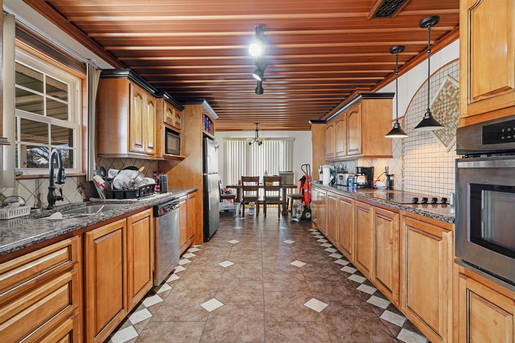 4060 County Road 36220 Sumner, TX 75486 - Photo 10 of 40 a kitchen with lots of counter top space