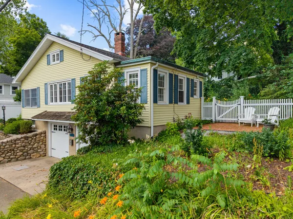 a view of a yard in front of house