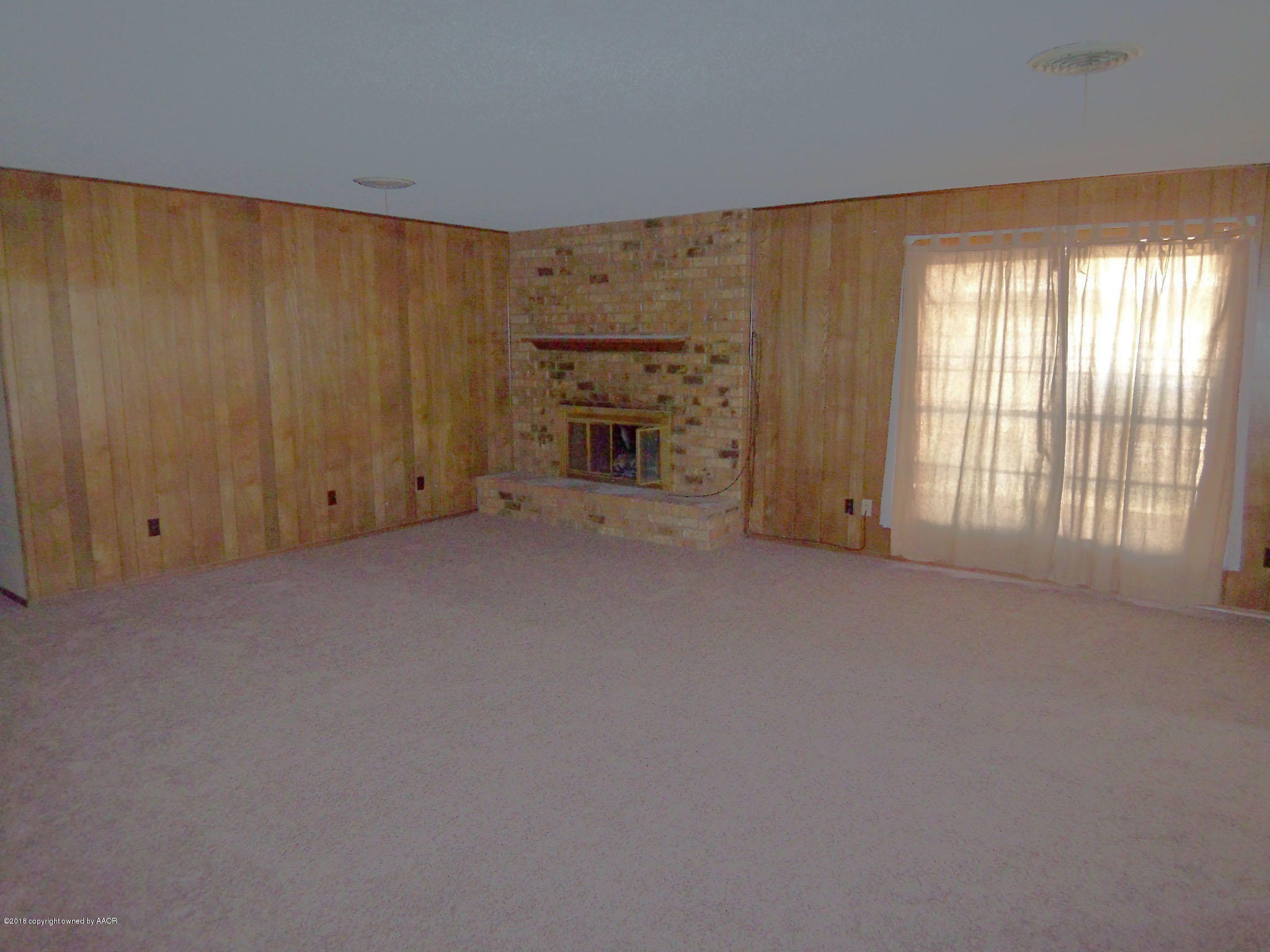 4424 Ridgecrest Circle Amarillo, TX 79109 - Photo 6 of 8 Living Room