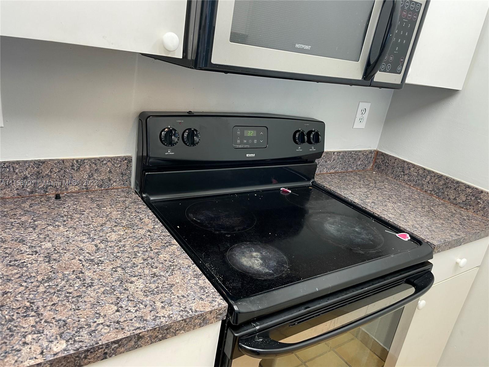5140 Elmhurst Road, Unit H West Palm Beach, FL 33417 - Photo 2 of 15 a close view of stove