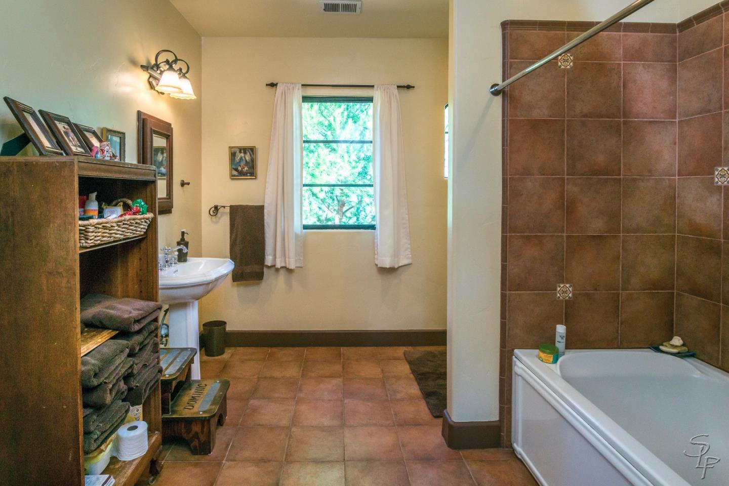 1285 Riverside Road Hollister, CA 95023 - Photo 13 of 15 Gallery Image 13