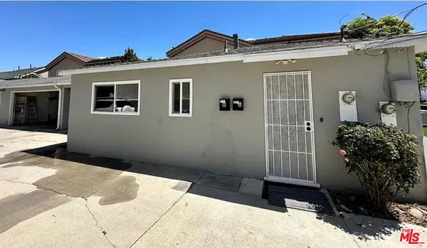 a view of a house with a backyard