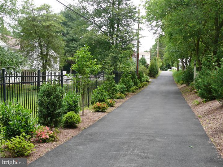 930 Merion Square Road Gladwyne, PA 19035 - Photo 20 of 22 Driveway