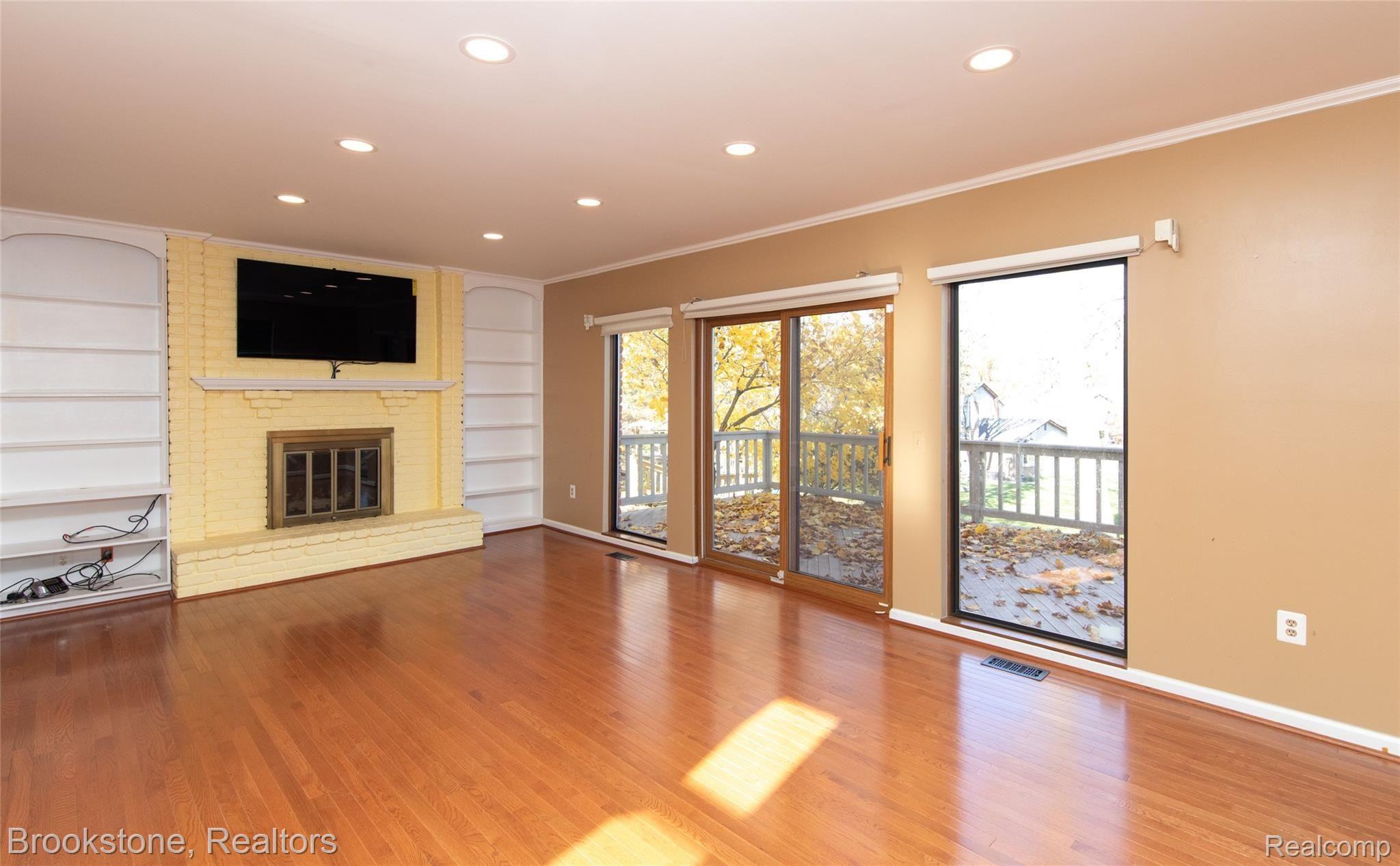 937 Ten Point Drive Rochester, MI 48309 - Photo 18 of 40 Built Ins and Ambient Light